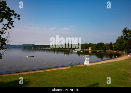 La piscine plage sur le lac Pleasant de spéculateur, NY USA dans les Adirondacks. Banque D'Images