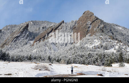 Les fers après une neige légère. Banque D'Images