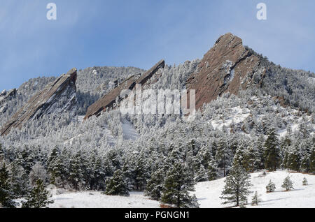 Les fers après une neige légère. Banque D'Images