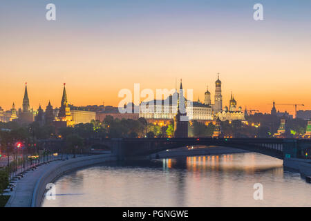 Lever du soleil sur les toits de la ville de Moscou au Kremlin Palace la Place Rouge et la Moskova, Moscou, Russie Banque D'Images