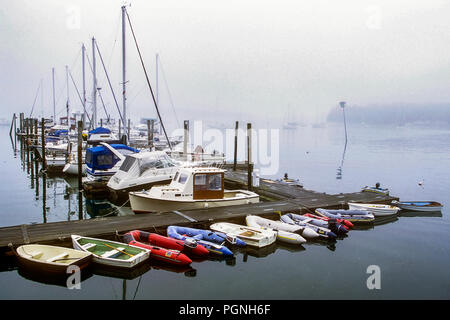 Bateaux amarrés dans la Marina de Robin des bois sur l'île de Georgetown, Maine Banque D'Images