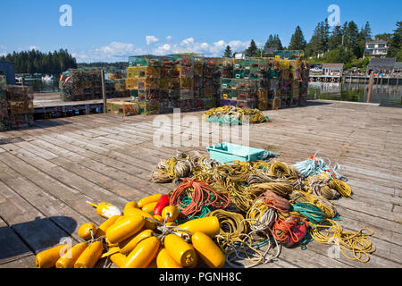 Des casiers à homard et de bouées sur le quai à Port Clyde, Maine Banque D'Images