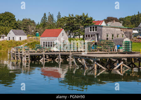 Casiers à homard sur le quai à Port Clyde, Maine Banque D'Images