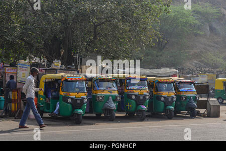 Jaipur, Inde - Nov 3, 2017. Tuk Tuk taxis attendant sur rue à Jaipur, Inde. Pousse-pousse automatique sont utilisés dans les villes et villages pour de courtes distances. Banque D'Images