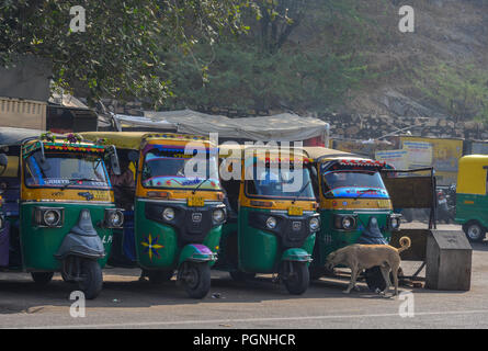 Jaipur, Inde - Nov 3, 2017. Tuk Tuk taxis attendant sur rue à Jaipur, Inde. Pousse-pousse automatique sont utilisés dans les villes et villages pour de courtes distances. Banque D'Images