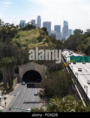 Le Pasadena ou Harbour Freeway menant dans le centre-ville de Los Angele sur un jour brumeux. Banque D'Images