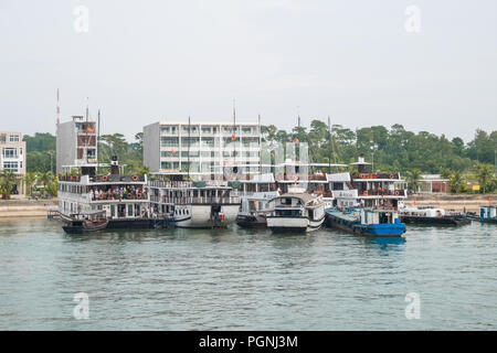 Halong Bay, Vietnam - 4 novembre 2017 : croisières et bateaux peuvent être vus au port de Tuan Chau. Banque D'Images