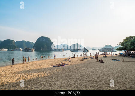 Baie de Halong - 3 novembre 2017 : Les Touristes peuvent voir nager et explorer autour de la plage à Ti Top Island. Banque D'Images