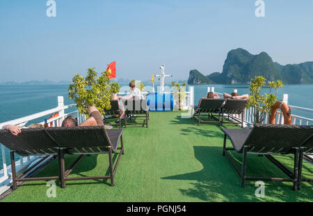 Halong,Vietnam - Nov 3,17 : magnifique vue sur le paysage de la baie de Halong, c'est le site du patrimoine mondial de l'UNESCO. Les touristes peuvent voir se détendre et bronzer. Banque D'Images