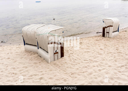 Chaises de plage en Glücksburg, Allemagne, mer Baltique, un jour nuageux. Notez que la mer Baltique est comme un lac, le niveau d'eau est toujours la même. Banque D'Images