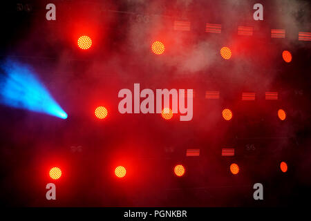 Plusieurs feux de scène dans l'obscurité, l'éclairage concert rouge Banque D'Images