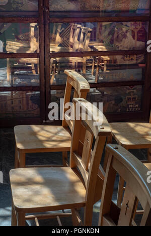 Chaises en Coughton Cour église paroissiale, entre dans le Warwickshire Alcester et Studley Banque D'Images