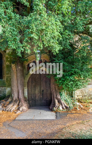 La porte de l'église paroissiale St Edwards, Stow on Wld. Cotswolds, Gloucestershire Banque D'Images