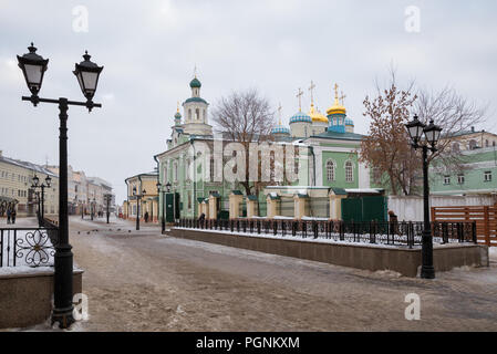 Rue Bauman et la cathédrale Saint-Nicolas en hiver, Kazan, Russie Banque D'Images