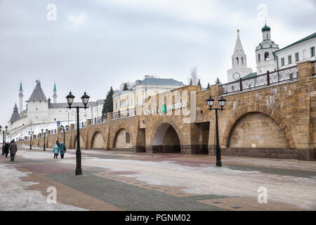 KAZAN, RUSSIE - janvier 03, 2018 Métro : rue piétonne située sur Krémlyevskaya Bauman à côté de principaux sites touristiques de la ville Banque D'Images