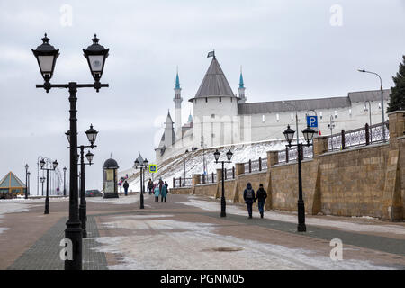 KAZAN, RUSSIE - janvier 03, 2018 : les gens à pied sur rue piétonne Bauman sur l'hiver de pluie jour près de Kremlin et mosquée Kol-Sharif Banque D'Images