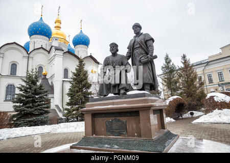 KAZAN, RUSSIE - janvier 03, 2018 : monument à l'architecte du Kremlin de Kazan, créé en 2003, à l'arrière-plan de la cathédrale de l'Annonciation Banque D'Images