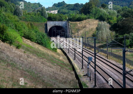 La ligne à grande vitesse à travers la M20 aux côtés de Kent dans le Kent avec double ligne et l'équipement de lignes aériennes pour le pouvoir à la traction untis tournant ici. Banque D'Images