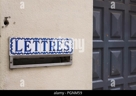 Postbox français avec un signe 'Lettres' à Paris, France. Banque D'Images