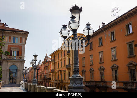 Lampes de rue et façades à Bologne, Italie Banque D'Images