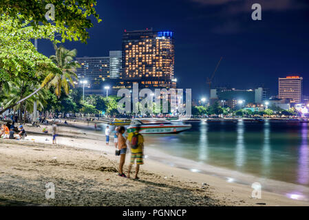 PATTAYA, THAÏLANDE - 29 juin : c'est une vue de la plage de Pattaya la nuit, la plage principale dans le centre-ville le 29 juin 2018 à Pattaya Banque D'Images