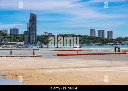 PATTAYA, THAÏLANDE - 01 juillet : c'est une vue de la plage de Pattaya avec la célèbre ville de Pattaya signe sur Juillet 01, 2018 à Pattaya Banque D'Images