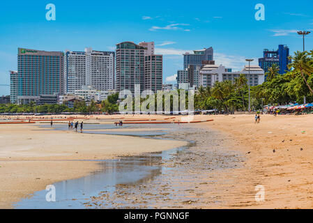 PATTAYA, THAÏLANDE - Juillet 01 : Vue sur Pattaya Beach dans le centre-ville avec des bâtiments de la ville et des hôtels en bord de mer, 01 juillet 2018 à Pattaya Banque D'Images