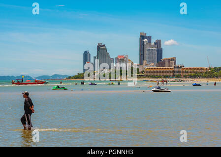 PATTAYA, THAÏLANDE - Juillet 01 : Vue sur Pattaya Beach dans le centre-ville avec des bâtiments de la ville et des hôtels en bord de mer, 01 juillet 2018 à Pattaya Banque D'Images