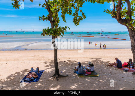 PATTAYA, THAÏLANDE - 01 juillet : Les gens se détendre sous l'ombre sur une chaude journée ensoleillée sur Juillet 01, 2018 à Pattaya Banque D'Images