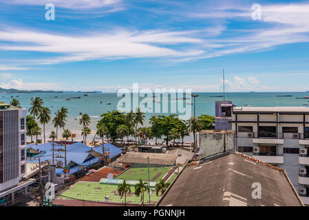 PATTAYA, THAÏLANDE - Juillet 01 : Vue sur Pattaya Beach et le bord de l'eau bâtiments sur une journée ensoleillée sur Juillet 01, 2018 à Pattaya Banque D'Images