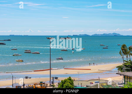 PATTAYA, THAÏLANDE - Juillet 01 : Vue sur Pattaya Beach et le bord de l'eau sur une journée ensoleillée sur Juillet 01, 2018 à Pattaya Banque D'Images