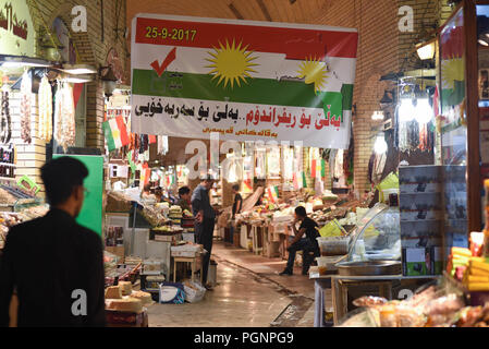 23 septembre 2017 - Erbil, au Kurdistan : drapeaux et bannières kurde Kurdistan promouvoir le référendum sur l'indépendance dans le marché traditionnel en face de la citadelle d'Erbil. L'ambiance dans les rues d'Erbil avant le référendum sur l'indépendance du Kurdistan irakien. *** FRANCE / PAS DE VENTES DE MÉDIAS FRANÇAIS *** Banque D'Images