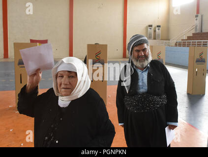 25 septembre 2017 - Erbil, au Kurdistan : les Kurdes irakiens voter lors d'un référendum historique sur l'indépendance du Kurdistan. À Metlaoui Des votent lors du référendum sur l'indépendance du Kurdistan irakien. *** FRANCE / PAS DE VENTES DE MÉDIAS FRANÇAIS *** Banque D'Images