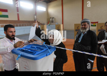 25 septembre 2017 - Erbil, au Kurdistan : les Kurdes irakiens voter lors d'un référendum historique sur l'indépendance du Kurdistan. À Metlaoui Des votent lors du référendum sur l'indépendance du Kurdistan irakien. *** FRANCE / PAS DE VENTES DE MÉDIAS FRANÇAIS *** Banque D'Images