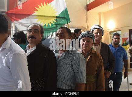 25 septembre 2017 - Erbil, au Kurdistan : les Kurdes irakiens voter lors d'un référendum historique sur l'indépendance du Kurdistan. À Metlaoui Des votent lors du référendum sur l'indépendance du Kurdistan irakien. *** FRANCE / PAS DE VENTES DE MÉDIAS FRANÇAIS *** Banque D'Images