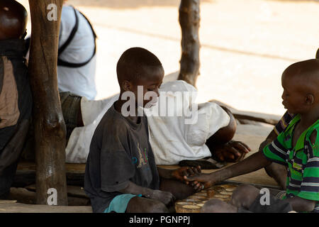 GHANI, GHANA - Jan 14, 2017 : Ghana non identifiés des garçons dans le village Ghani. Le Ghana d'enfants souffrent de la pauvreté en raison de la mauvaise économie. Banque D'Images