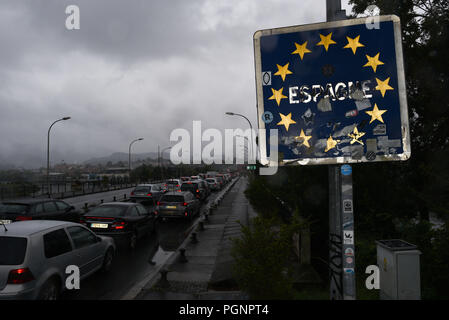 17 août 2018 - Hendaye, France : un vieux road sign reading 'Espagne', l'Espagne en langue française, près du pont entre Hendaye et Irun, qui marque la frontière entre la France et l'Espagne. Illustration de la frontiere entre Irun et Hendaye au pays basque. De nombreux migrants africains francophones arrive en Espagne en bateau depuis le Maroc esperent desormais franchir cette frontière afin d'atteindre leur destination en France. *** FRANCE / PAS DE VENTES DE MÉDIAS FRANÇAIS *** Banque D'Images