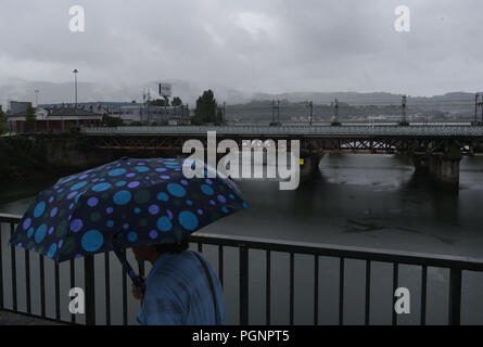 17 août 2018 - Irun, Espagne : vue sur un vieux pont sur la Bidassoa, fleuve qui marque la frontière entre la France et l'Espagne. Irun est une ville frontière, le dernier arrêt avant d'entrer en France. Les migrants francophones, principalement de l'Afrique de l'Ouest, tentent d'aller en France après avoir voyagé clandestinement par bateau entre le Maroc et le sud de l'Espagne. Les autorités françaises ont réagi en procédant à des contrôles au hasard en ce qui concerne la ville de Bordeaux, plus de 200 kilomètres au nord de la frontière. Les migrants qui sont capturés sont ensuite renvoyées à Irun. Illustration de la services frontire entre Irun et Hendaye au pays basque Banque D'Images