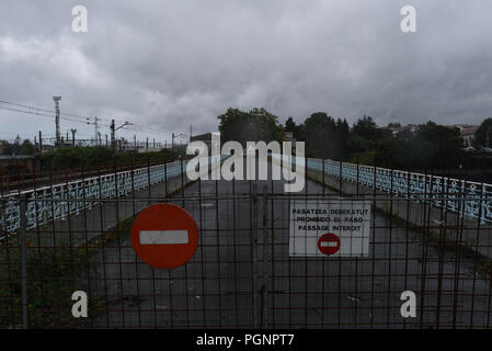 17 août 2018 - Irun, Espagne : vue sur un vieux pont sur la Bidassoa, fleuve qui marque la frontière entre la France et l'Espagne. Irun est une ville frontière, le dernier arrêt avant d'entrer en France. Les migrants francophones, principalement de l'Afrique de l'Ouest, tentent d'aller en France après avoir voyagé clandestinement par bateau entre le Maroc et le sud de l'Espagne. Les autorités françaises ont réagi en procédant à des contrôles au hasard en ce qui concerne la ville de Bordeaux, plus de 200 kilomètres au nord de la frontière. Les migrants qui sont capturés sont ensuite renvoyées à Irun. Illustration de la frontiere entre Irun et Hendaye au pays basque Banque D'Images