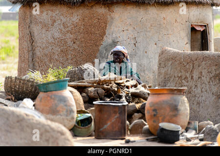 GHANI, GHANA - Jan 14, 2017 : vieil homme fume ghanéen non identifié près de la maison dans le village de Ghani. Ghana Les gens souffrent de la pauvreté en raison de la mauvais e Banque D'Images