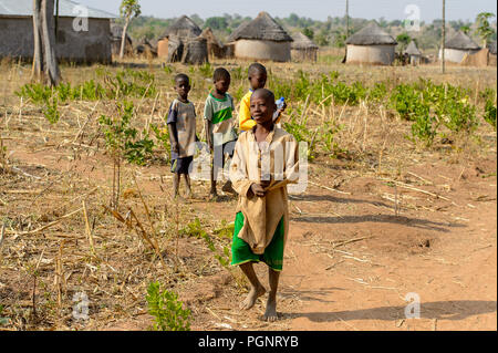GHANI, GHANA - Jan 14, 2017 : des enfants ghanéens non identifiés à pied dans le village de Ghani. Le Ghana d'enfants souffrent de la pauvreté en raison de la mauvaise économie. Banque D'Images