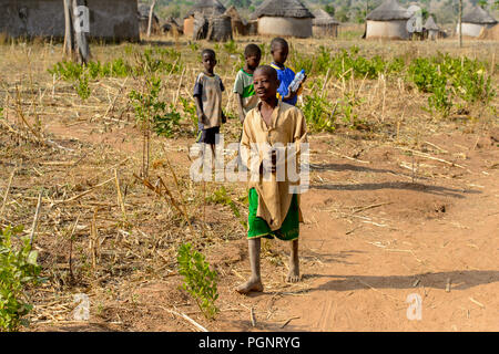 GHANI, GHANA - Jan 14, 2017 : des enfants ghanéens non identifiés à pied dans le village de Ghani. Le Ghana d'enfants souffrent de la pauvreté en raison de la mauvaise économie. Banque D'Images