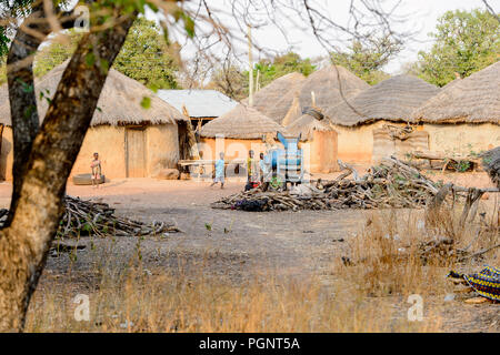 VILLAGE DAGOMBA, GHANA - Jan 14, 2017 Dagomban non identifié : les enfants jouent dans la cour dans le village local. Dagombas sont un groupe ethnique du nord de Gha Banque D'Images