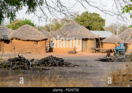 VILLAGE DAGOMBA, GHANA - Jan 14, 2017 Dagomban non identifié : les enfants jouent dans la cour dans le village local. Dagombas sont un groupe ethnique du nord de Gha Banque D'Images