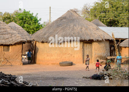 VILLAGE DAGOMBA, GHANA - Jan 14, 2017 Dagomban non identifié : les enfants jouent dans la cour dans le village local. Dagombas sont un groupe ethnique du nord de Gha Banque D'Images