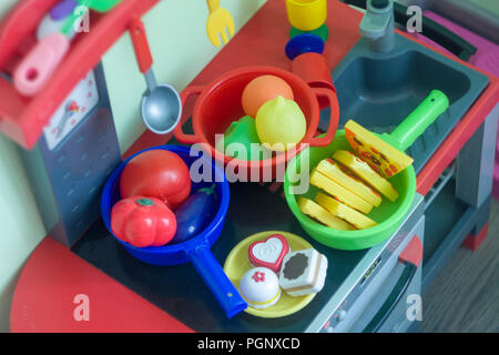 Budapest, Hongrie - 07/30/2018 : la fille de cuisine en plastique pour jouer avec différentes couleurs dans la chambre. Banque D'Images