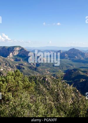 Vers le sud en direction de la recherche et du Rock-Secret Verde Valley Mountain Wilderness Sedona à partir de la 'Fin du Monde' lookout, Flagstaff, Arizona, USA Banque D'Images