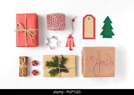 Ensemble de divers détails Noël : cadeaux, des branches de pins, jouets sur fond blanc. Haut de la vue, télévision lay. Banque D'Images
