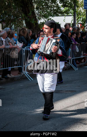 Nuoro, Sardaigne, Italie - 26 août 2018 : Musicien à l'accordéon dans le défilé de costumes traditionnels de la Sardaigne à l'occasion de la fête de Banque D'Images