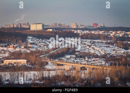 Kemerovo, Russie - 30 janvier 2018 - hiver vue aérienne du pont de Kouzbass et P-255 route menant au centre cardiologique de Kemerovo Banque D'Images